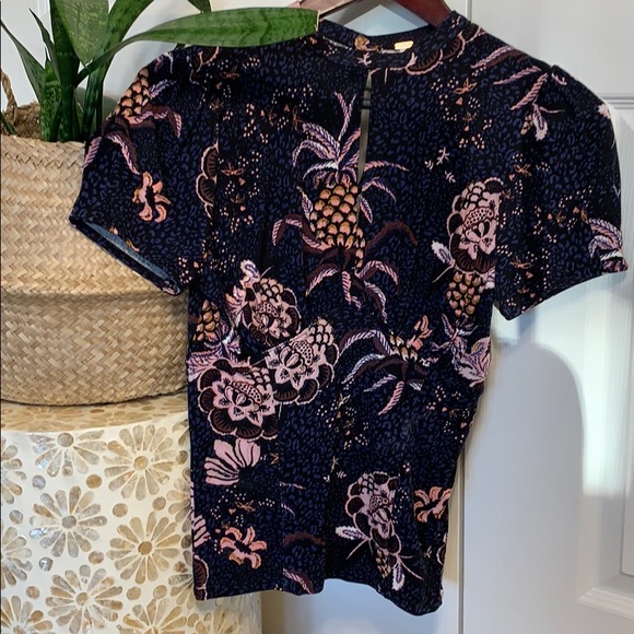 Free people blouse with key hole opening. - Picture 2 of 6